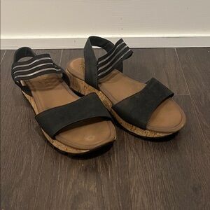 Skechers Luxe Foam Sandals size US7 great condition